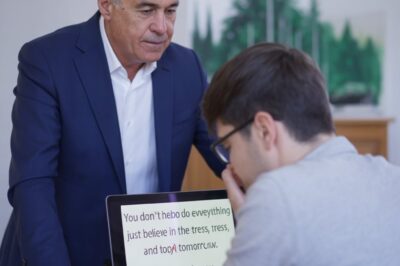 Un mesaj text la ora 2 dimineața i-a schimbat viața unui tânăr București, România – Nimeni nu se aștepta ca un scurt e-mail, trimis la ora 2 dimineața, să stârnească speranță într-o generație de tineri și să lanseze cea mai mare campanie de mediu din istorie.  Povestea începe cu un student la studii de mediu care trece printr-o criză. După ani de studiu și participare la activități sociale, și-a pierdut treptat încrederea că eforturile sale ar putea face vreo diferență. Într-o noapte mohorâtă, a dat peste o prelegere susținută de Călin Georgescu – un celebru activist de mediu și expert în sustenabilitate din România.  După ce a ascultat doar câteva minute, a decis să scrie un e-mail disperat, ca o modalitate de a ieși din impas:  „Fiecare efort pare lipsit de sens. Nu mai sunt sigur ce este important.”  Ceea ce nu se aștepta studentul era ca doar câteva ore mai târziu – la ora 2 dimineața – inbox-ul său să primească un răspuns direct de la Călin Georgescu însuși.  Într-un scurt e-mail, el a scris:  „Nu trebuie să faci totul. Doar o persoană care crede în pământ, în copaci și în ziua de mâine. Și eu cred în tine.”  Cuvintele simple au atins inima destinatarului.  De la un mesaj personal la un val comunitar Câteva zile mai târziu, la o conferință TEDx din Cluj-Napoca, studentul a distribuit e-mailul în fața a sute de participanți. O captură de ecran a scrisorii a apărut rapid pe Twitter România cu hashtagul #AMessageAt2AM.  În 48 de ore, mesajul a devenit viral. Mii de tineri și-au împărtășit poveștile despre motivul pentru care iubesc natura și s-au angajat în acțiuni pozitive.  La scurt timp după aceea, un grup de tineri voluntari a lansat campania Plant Romania cu un obiectiv îndrăzneț: să planteze 1 milion de copaci în 90 de zile.  Pe măsură ce campania a atins apogeul, școli, afaceri și comunități locale s-au alăturat. Fotografii cu păduri și pancarte pe care scria „Cred în ziua de mâine” au apărut peste tot pe rețelele de socializare.  Un mesaj care merge dincolo de sfaturi Mass-media internațională a numit-o „povestea unui e-mail care a schimbat o mișcare”.  Sociologii văd acest fenomen ca o dovadă a nevoii tinerilor de a fi recunoscuți, de încredere și inspirați.  Cât despre Călin Georgescu, acesta a împărtășit cu umilință:  „Am făcut pur și simplu ceea ce poate face oricine – să-i spun cuiva că nu este singur.”  Călătoria continuă Campania Plant Romania s-a încheiat oficial cu 1,02 milioane de copaci plantați, depășind obiectivul inițial. Peste 4.000 de tineri au participat direct, zeci de mii au răspuns prin intermediul rețelelor de socializare.  Studentul – acum purtător de cuvânt al mișcării ecologiste pentru tineri – păstrează întotdeauna e-mailul tipărit și înrămat pe birou.  Pe el sunt încă scrise cuvintele:  „Și eu cred în tine.”  Poate că nu avem întotdeauna nevoie de un plan măreț pentru a schimba lumea. Uneori, un simplu SMS – trimis la ora 2 dimineața – este suficient.