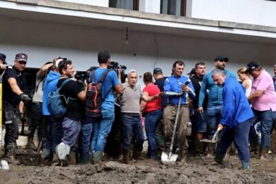 Călin Georgescu a ajuns la sinistrații din Broșteni: „Ceea ce facem noi astăzi  nu poate să înlocuiască datoria statului”